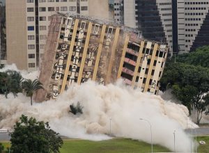 tradicional-hotel-de-luxo-e-implodido-no-centro-de-brasilia