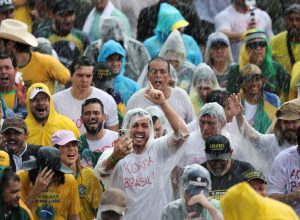 raio-atinge-manifestantes-na-praca-do-cruzeiro,-em-brasilia